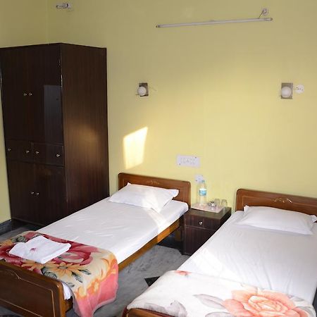 Kim Lawn Guest House Колката Екстериор снимка