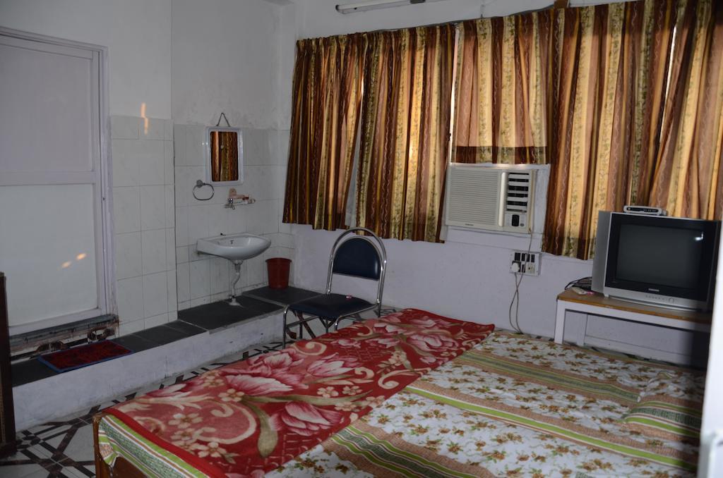 Kim Lawn Guest House Колката Екстериор снимка