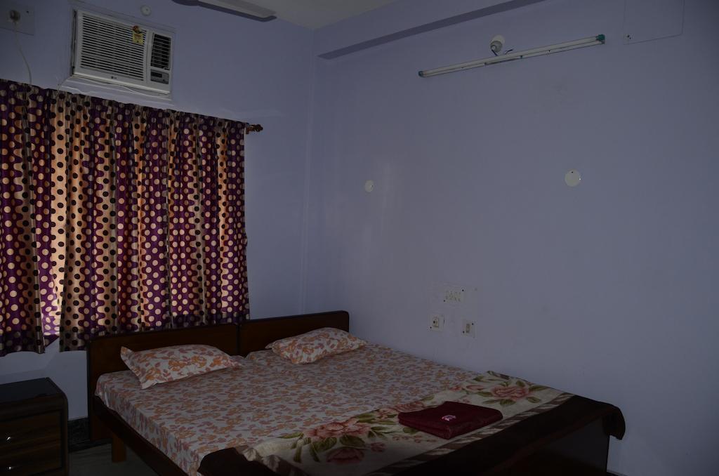 Kim Lawn Guest House Колката Стая снимка