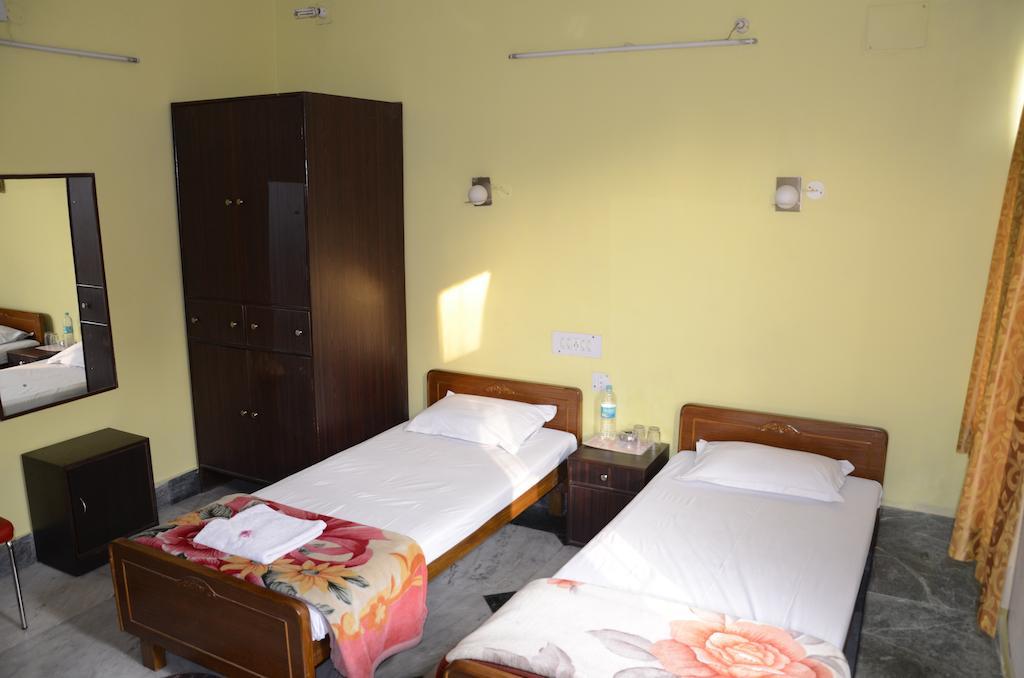 Kim Lawn Guest House Колката Екстериор снимка