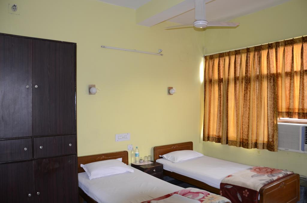 Kim Lawn Guest House Колката Екстериор снимка